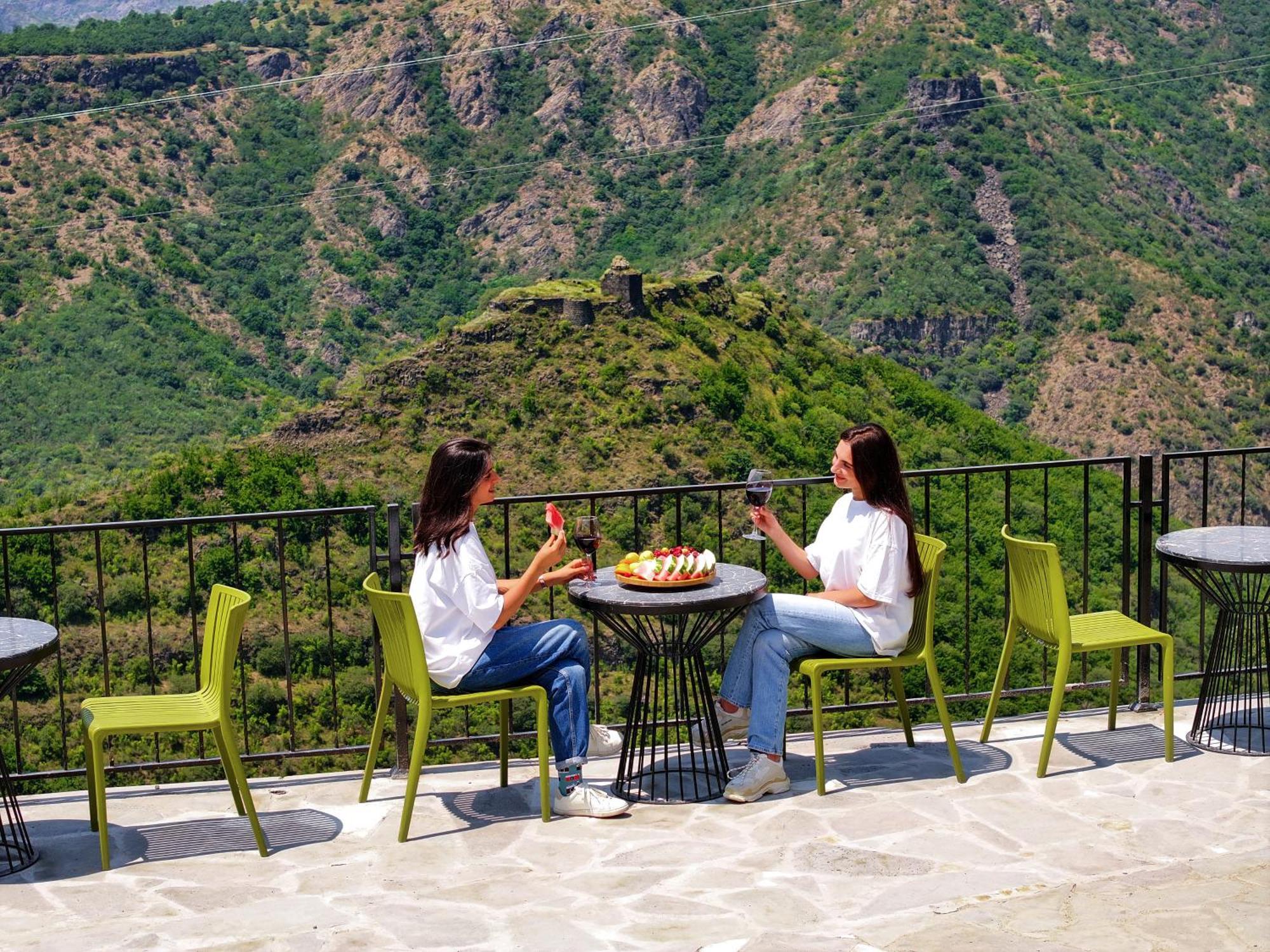 Hotel Qefilyan Sanain Bagian luar foto
